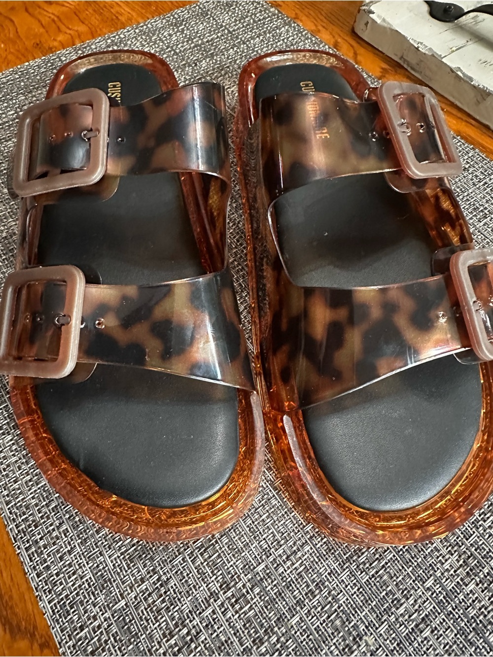 CUSHIONAIRE Tortoiseshell Buckle Jelly Slide Sandals- size 10 - Picture 2 of 5